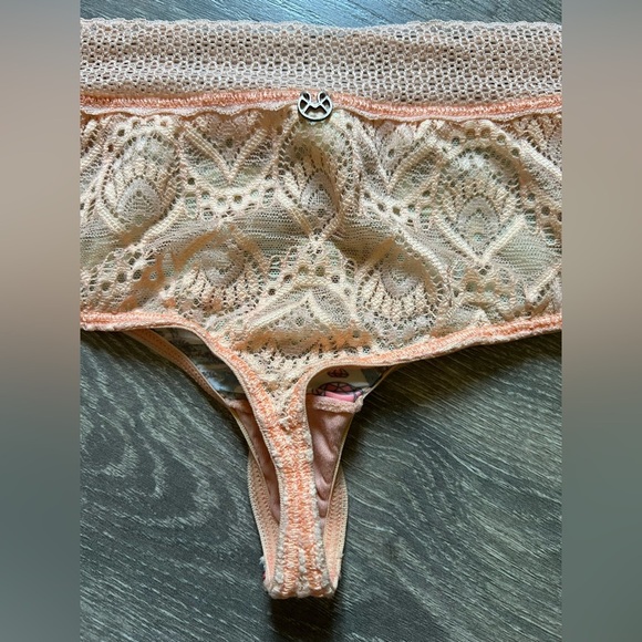 Maaji Low Rise Hip Hugger Jewel Greyhound Design Lace Trim Thong Panty. Size L - Picture 5 of 7